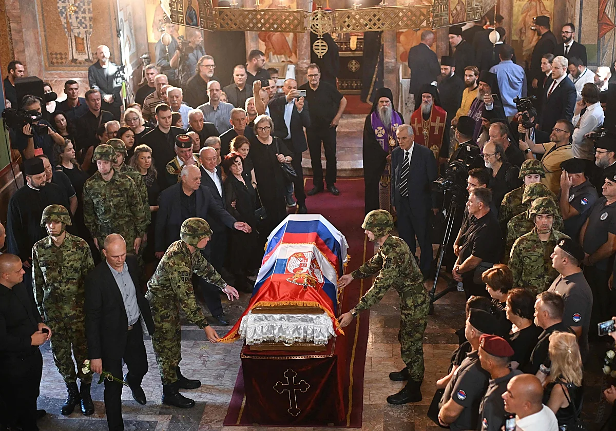 La UE muestra su indignación por el funeral con honores en Serbia del 'Carnicero de Bosnia'