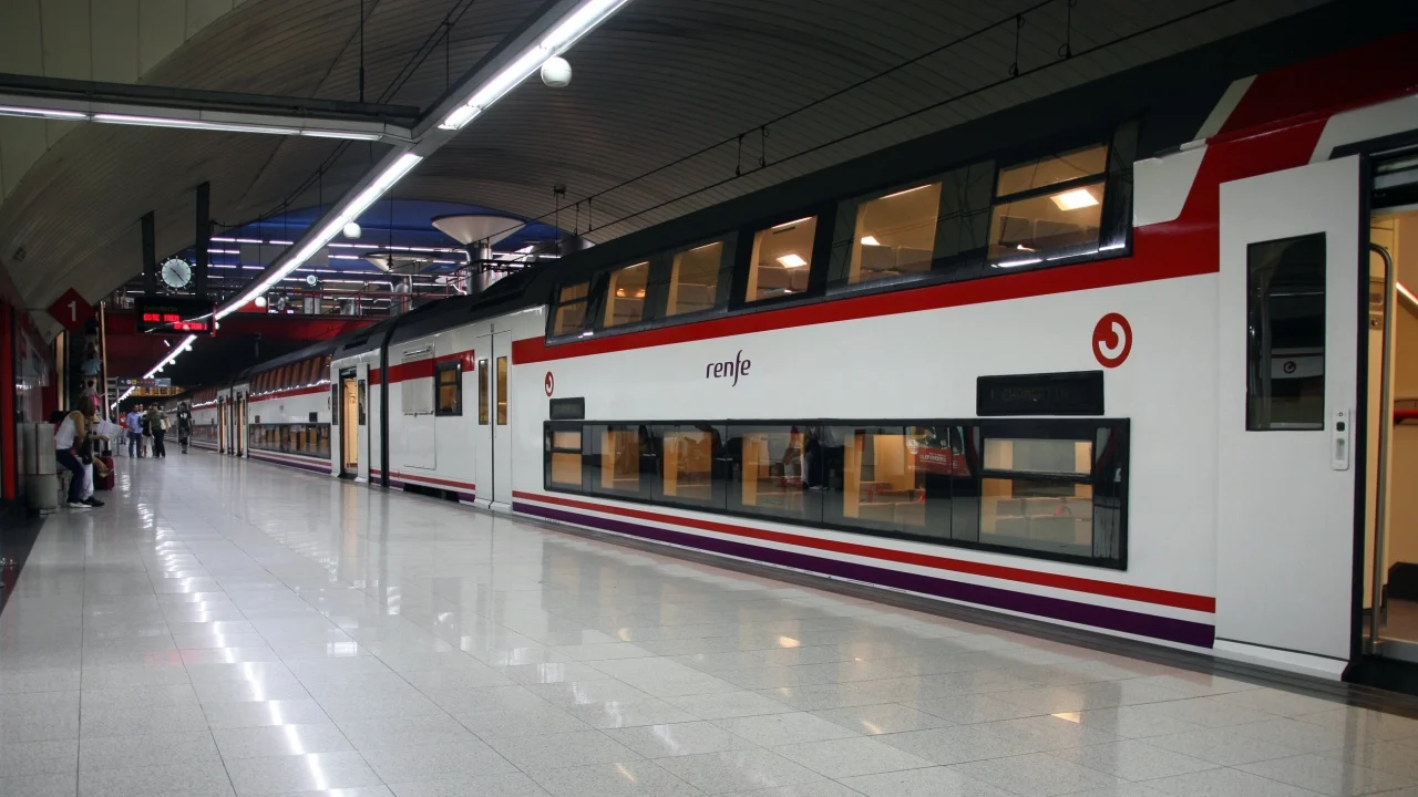 RENFE da marcha atrás con los patinetes eléctricos: esto es lo que necesitas para subir el tuyo al tren