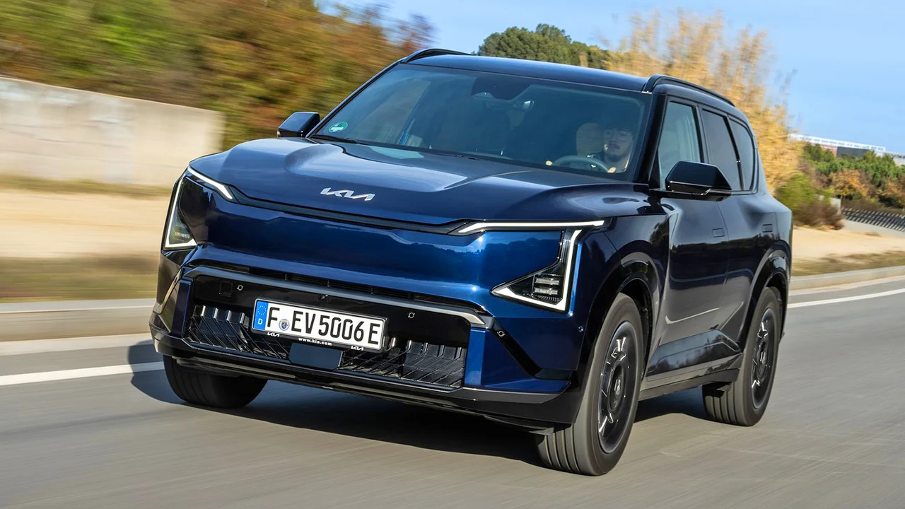 El KIA Sportage eléctrico baja 6.900 € y se planta a precio de BYD Seal U con más autonomía y maletero