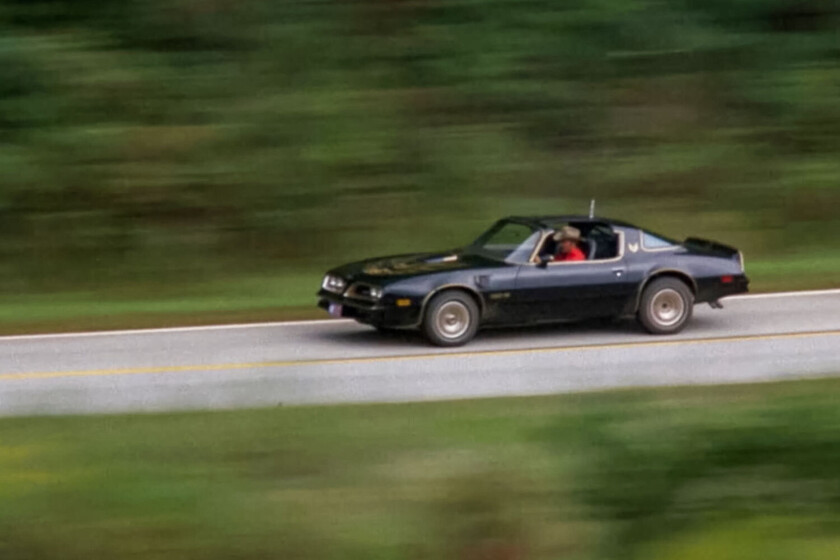 Cada año, Burt Reynolds recibía un Pontiac Trans Am nuevo totalmente gratis, hasta que un nuevo CEO cogió el teléfono