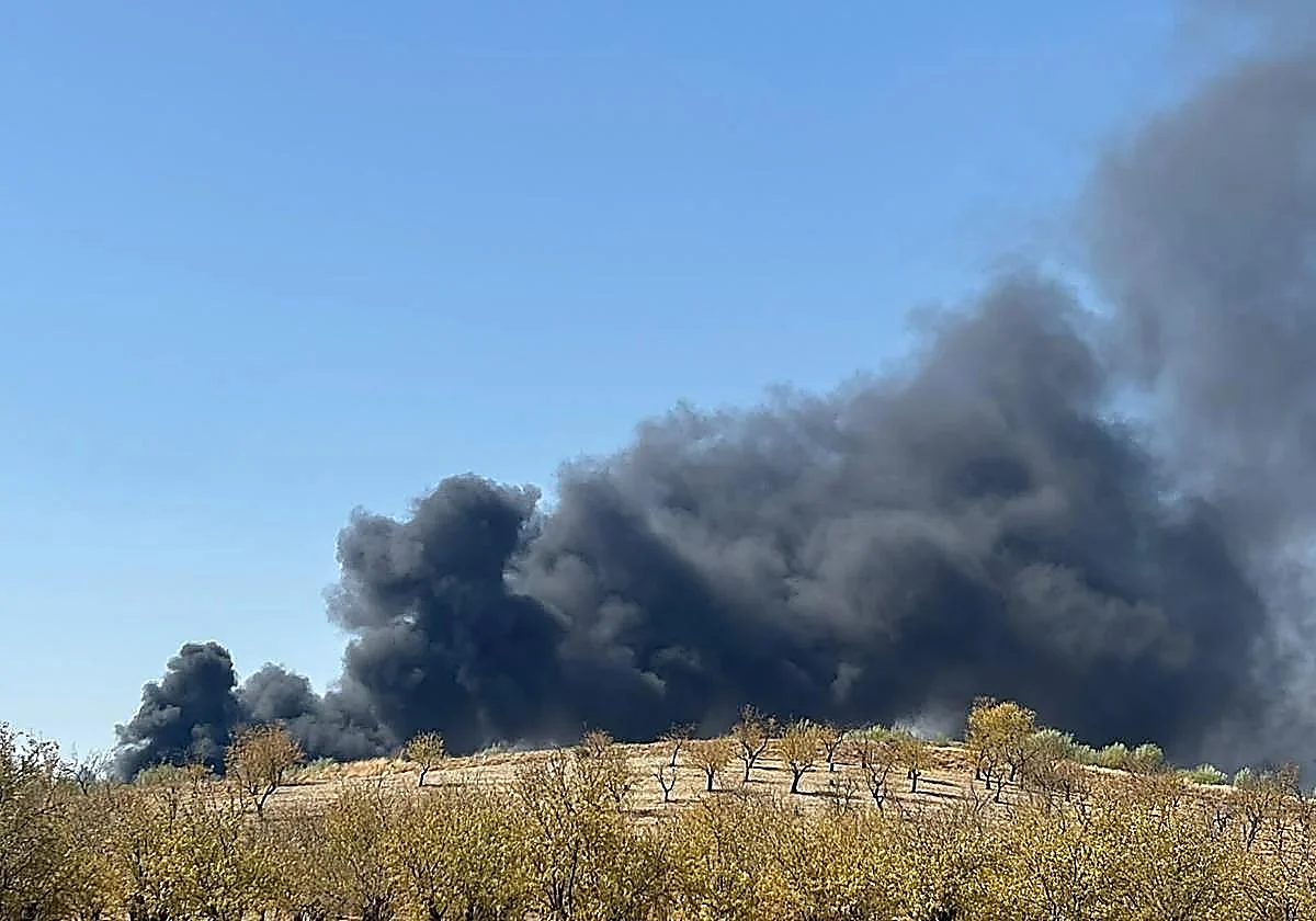 Declarado un incendio en una planta de reciclaje privada en Granada