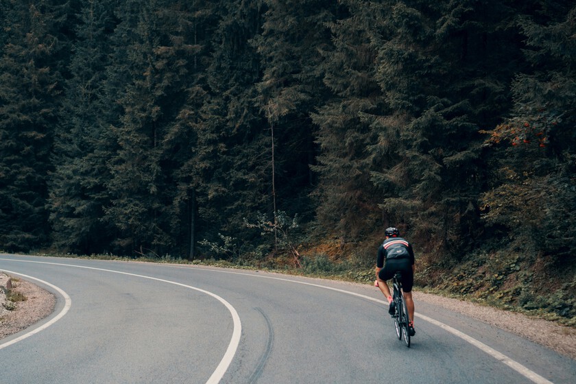 El Gobierno lo ha confirmado: tendrás que reducir la velocidad 20 km/h para adelantar un ciclista. Como mínimo