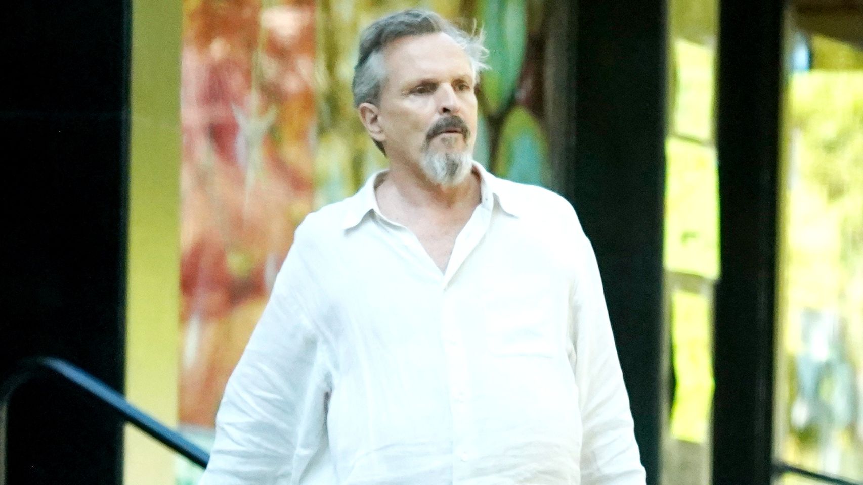 Miguel Bosé se muda de urbanización días antes del inicio de colegio de sus hijos: el motivo y sus ilustres vecinos