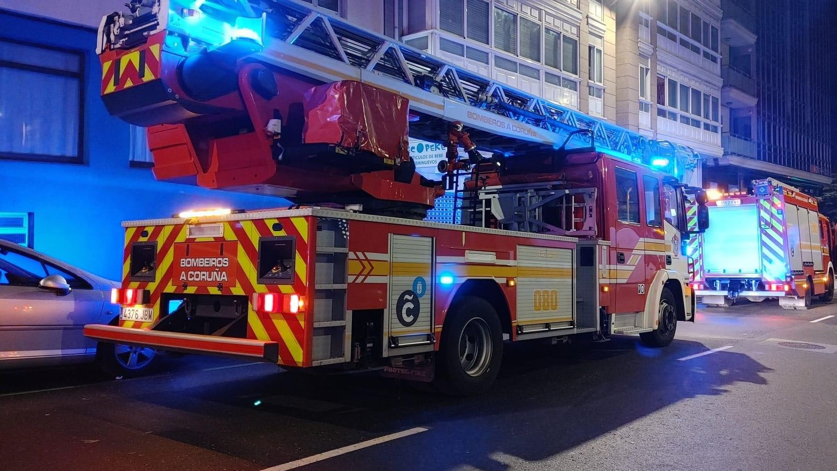 Un incendio afecta a material de espumas industriales almacenado en San Pedro de Visma, en A Coruña