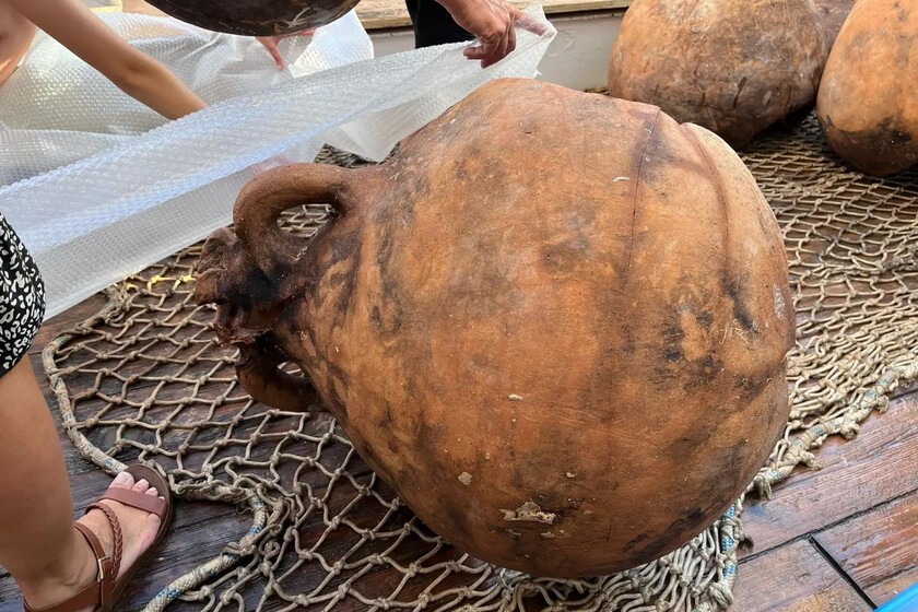 Un barco oceanográfico pesca por accidente 26 ánforas romanas en un yacimiento oculto en Formentera