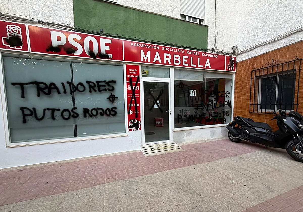 Vandalizan la sede del PSOE en Marbella con pintadas: «Traidores, putos rojos»
