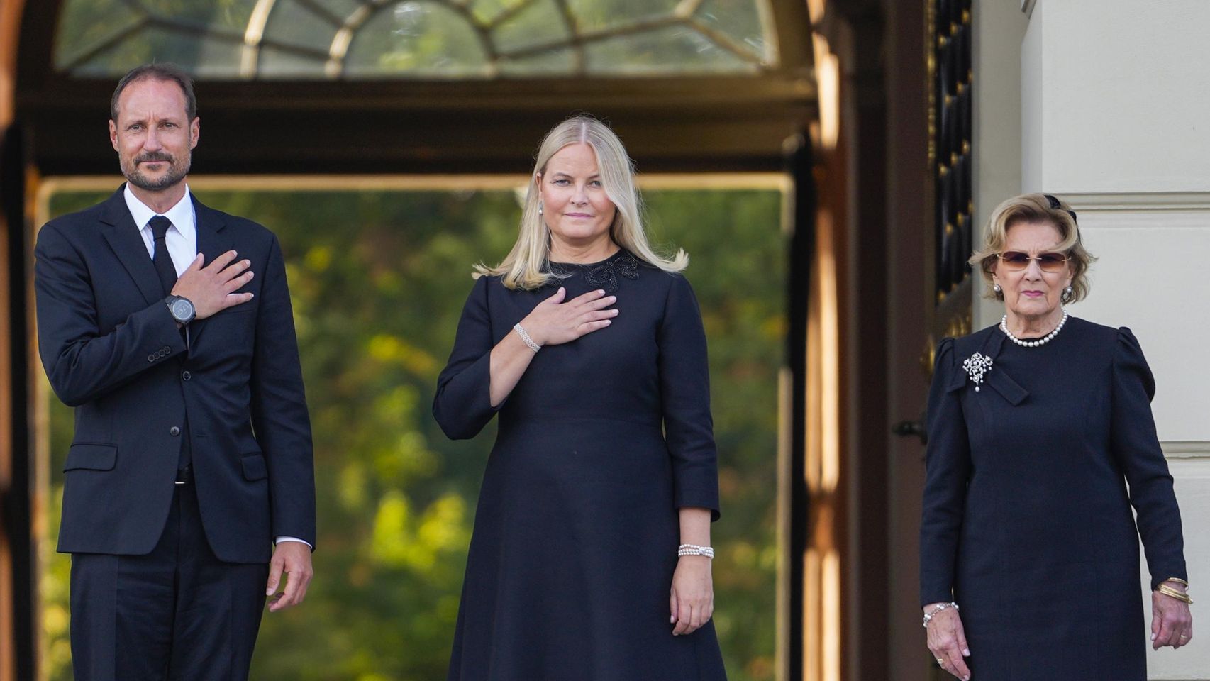 El importante papel de la reina Mette-Marit en el funeral de Harald V: de acompañar el féretro al saludo en el balcón
