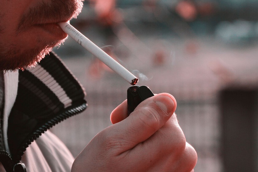 El mito del fumador sociable: la ciencia avisa de que el tabaco está ligado a una mayor soledad (pero hay matices)