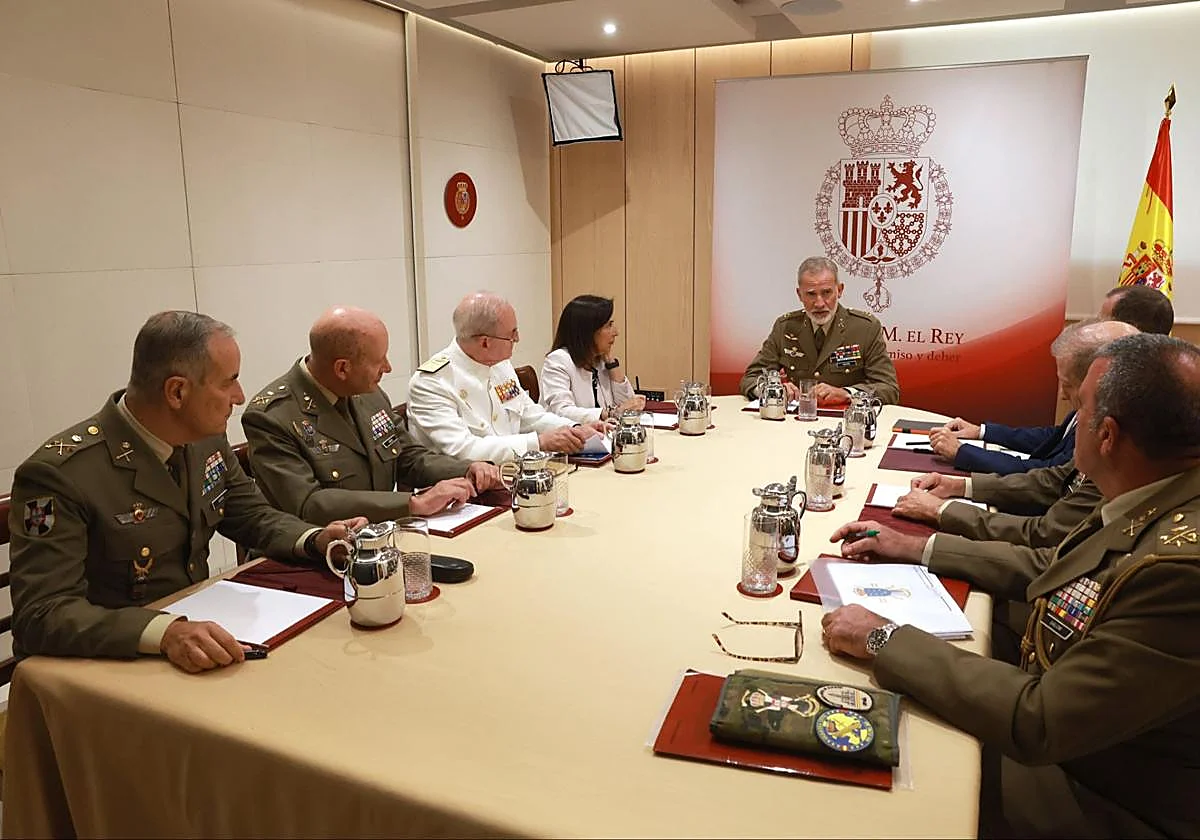 El Rey se reúne con Robles y la cúpula militar para evaluar la situación de Ceuta