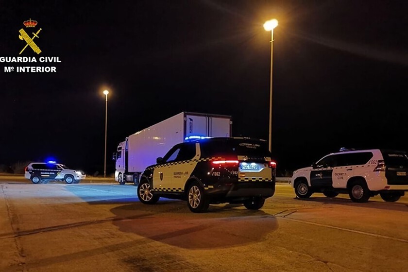 La Guardia Civil descubre cómo un camionero canario perdió todos los puntos del carné y siguió conduciendo durante años