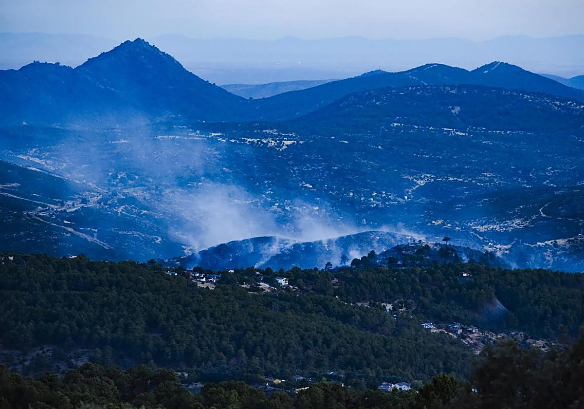 Confinadas dos urbanizaciones en Santa María de la Alameda (Madrid) por un incendio en la M-505