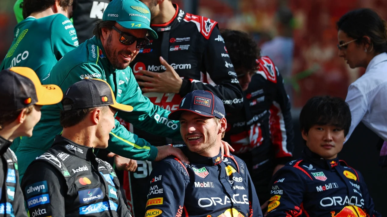 Alonso sale peor parado que Sainz en el ranking de pilotos, pero da un salto enorme para los jefes de equipo