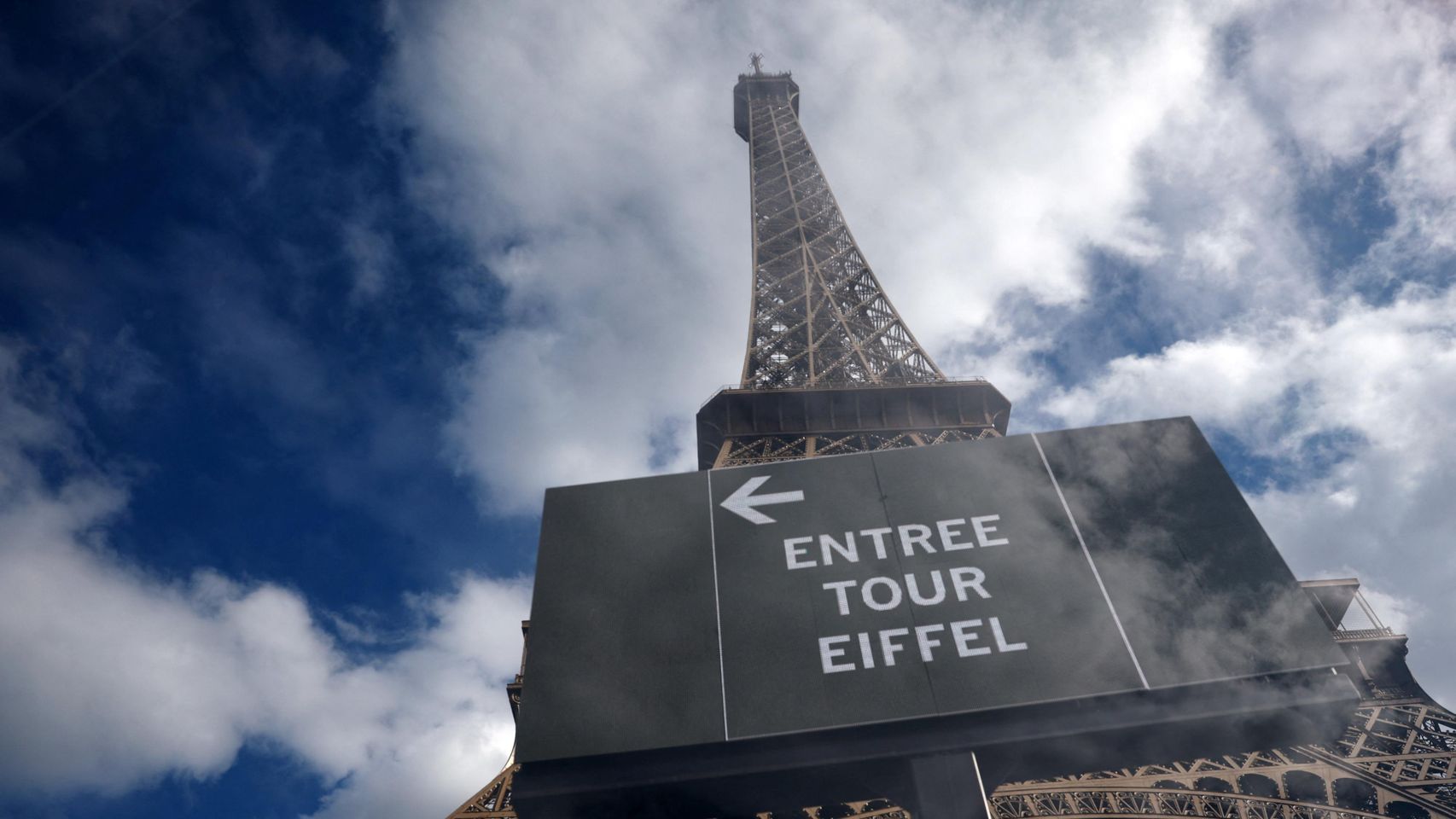 La torre Eiffel cierra por un día en protesta por la visita privada del gurú de una secta que obligó a todas las mujeres a ocultarse