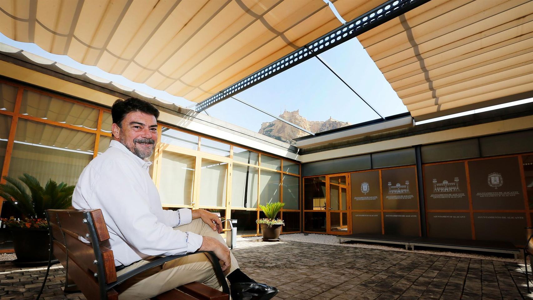 Luis Barcala, el primer alcalde en instalar las luces de Navidad: reta a Abel Caballero y dispara el presupuesto un 85 %