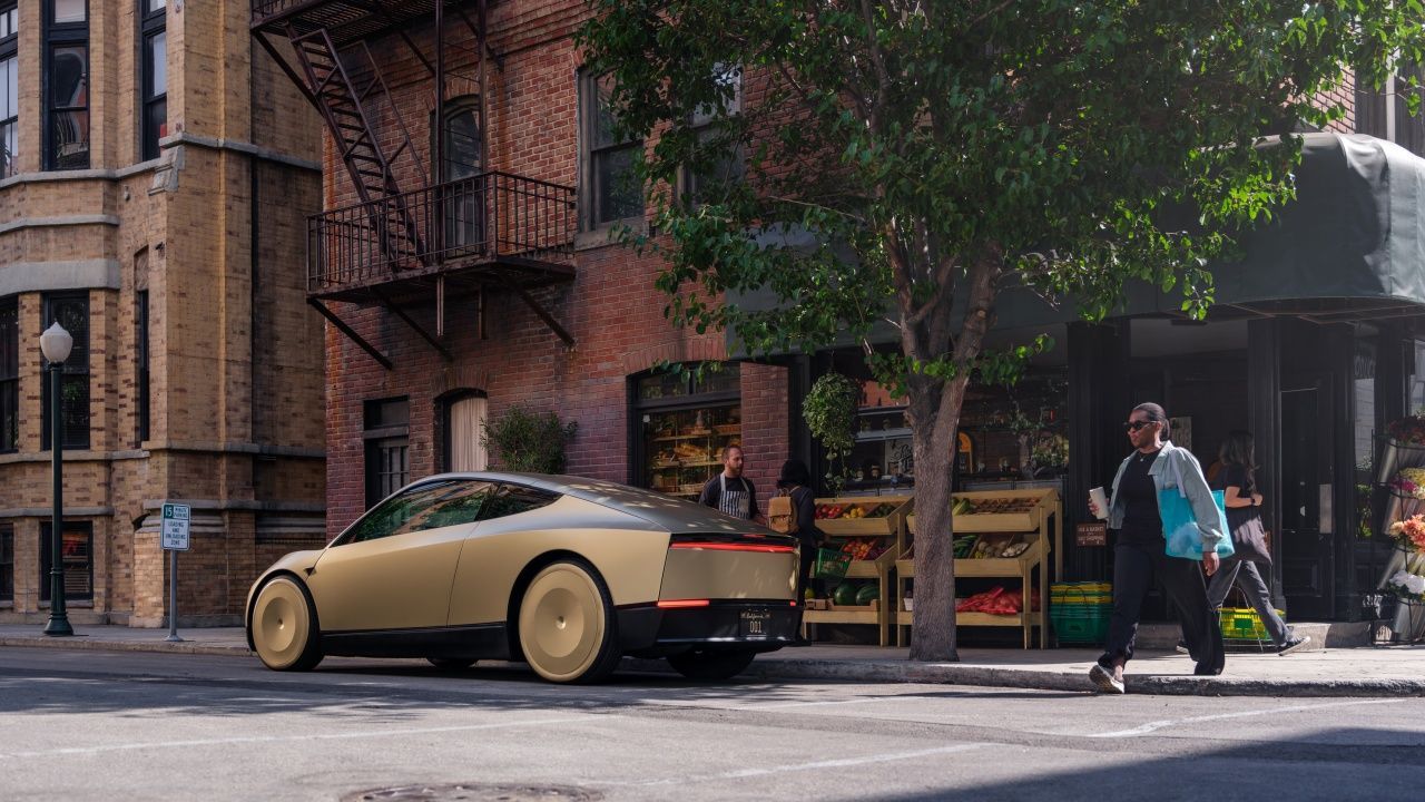 Se esconde detrás de un poste y salta delante de un Tesla Cybercab para comprobar si la IA decide atropellarlo