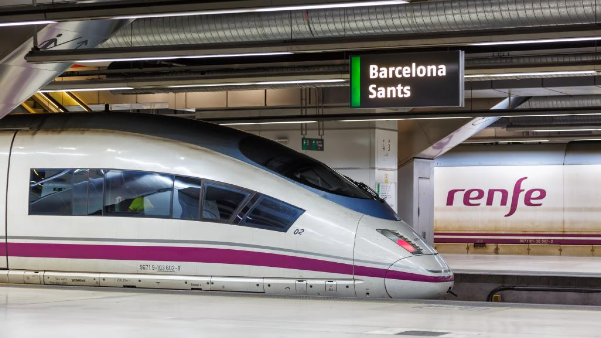 Adif corta la línea Madrid-Barcelona para reparar la catenaria averiada por el temporal