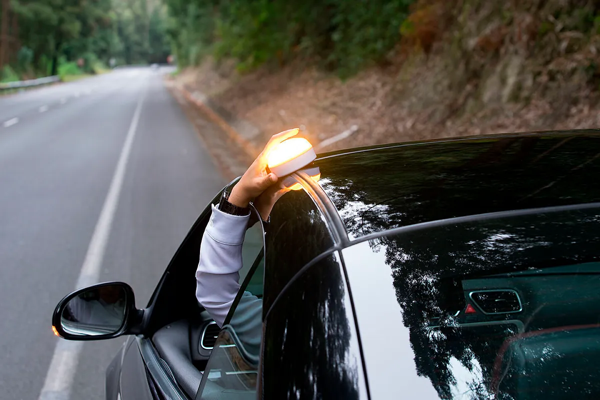 Adiós a los triángulos de emergencia: entra en vigor la baliza V16 homologada con geolocalización