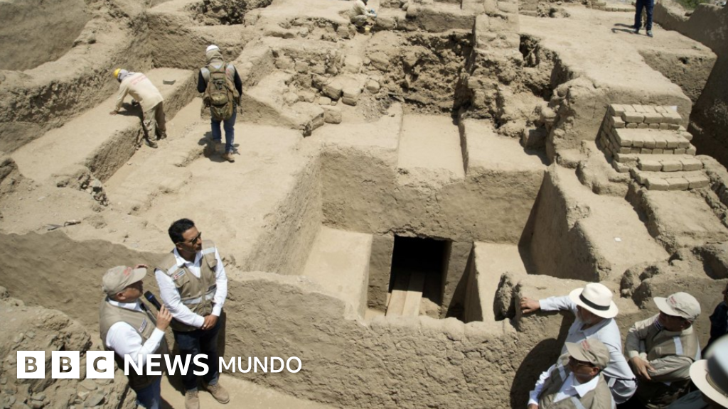 "Fue diseñada para un personaje de la élite": el extraordinario hallazgo de una tumba repleta de reliquias de la antigua cultura chimú en Perú