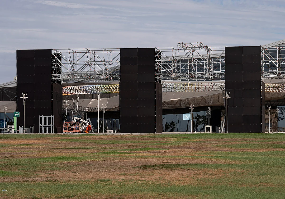 Cuenta atrás para San Diego Comic-Con Málaga: comienza la construcción de la portada y el nuevo pabellón