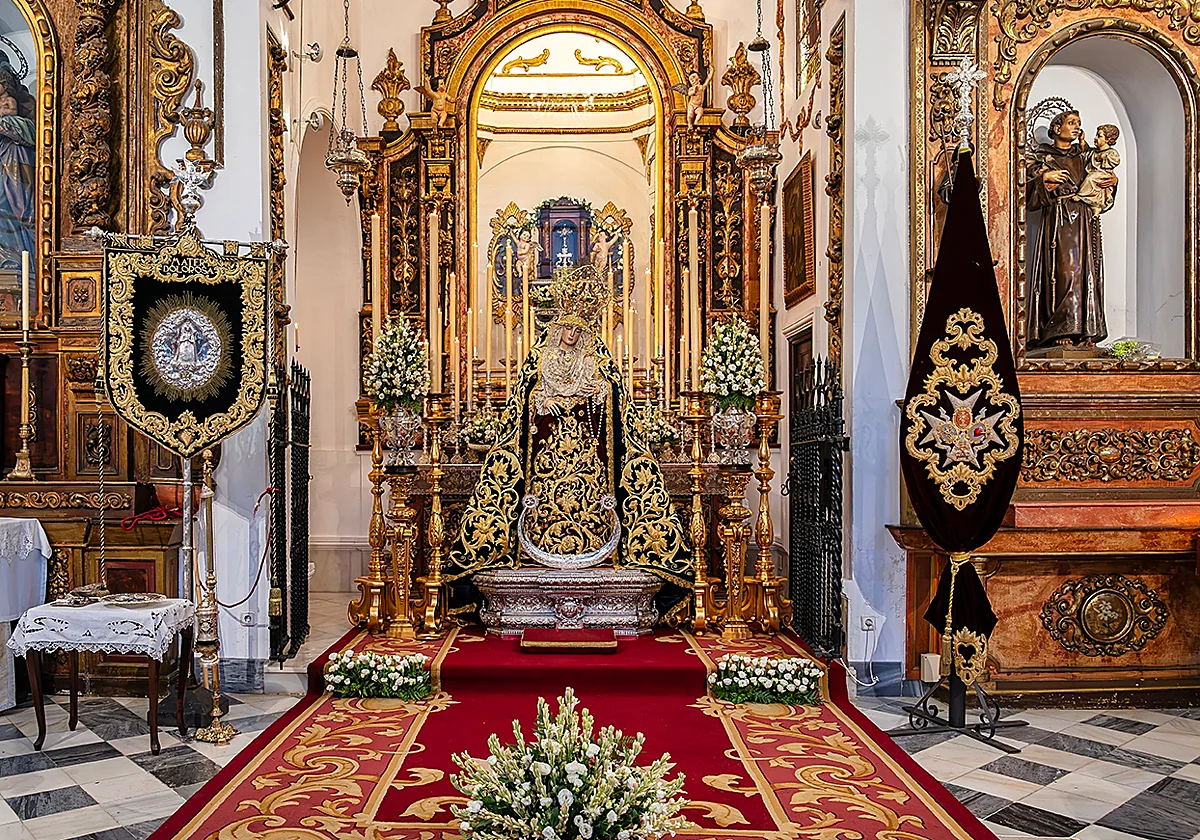 Málaga celebra los Dolores Gloriosos con cultos y besamanos