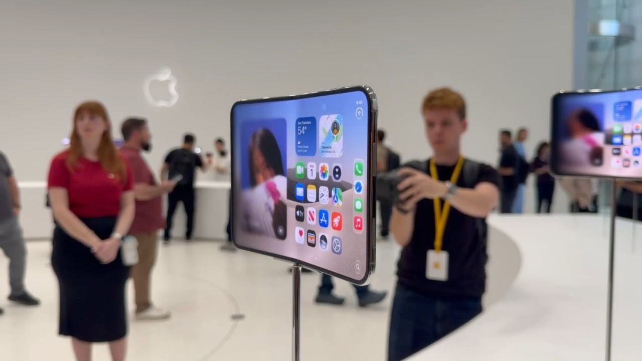 Apple presenta el iPhone Duo: su primer teléfono plegable es una oda a la ingeniería y una llamada a la productividad