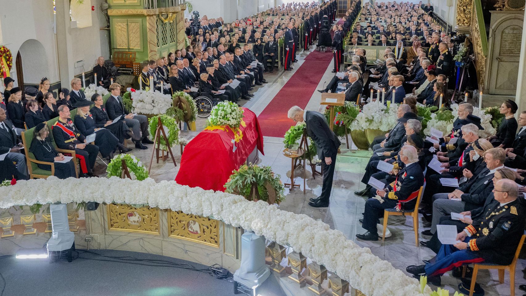 La despedida de Harald V elimina las barreras de clases: la realeza europea y sus amigos pescadores, juntos en su funeral