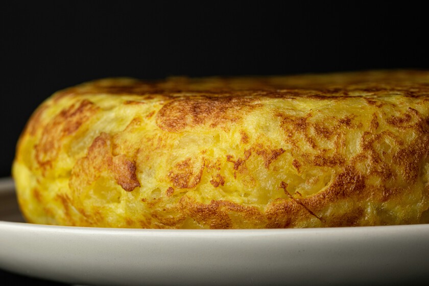 La pregunta no es si la tortilla debe o no llevar cebolla, sino por qué seguimos debatiéndolo en 2026: el 71% ya opina lo mismo