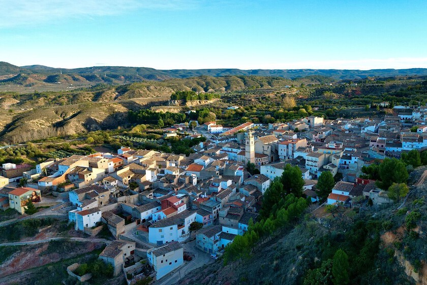 Un pueblo de Valencia ofrece vivienda por 300 euros al mes, piscina en pleno bosque y gimnasio para captar vecinos