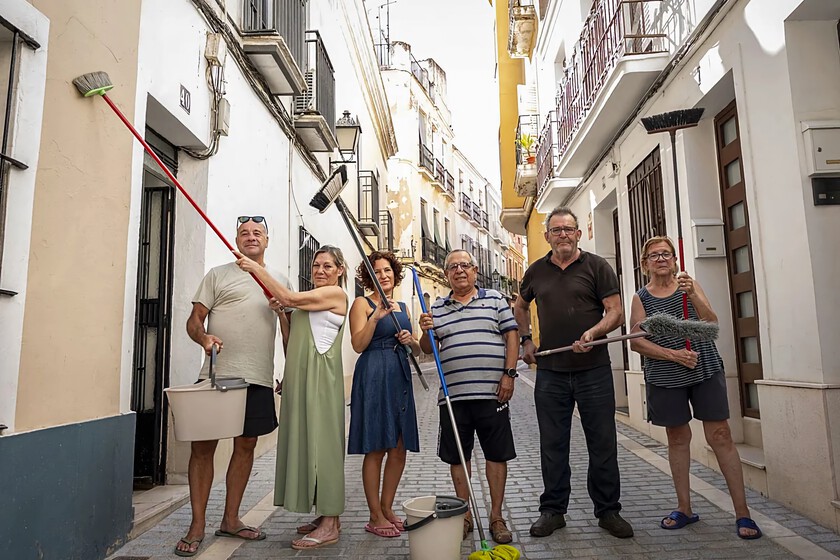 "Los vecinos ya no pueden más": un barrio de Badajoz se ha declarado en guerra contra las palomas
