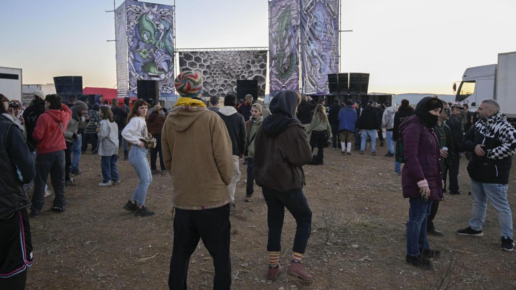 Comienza la rave ilegal de la Sierra de Albacete con 1.000 vehículos y caravanas llegados desde varios países de Europa