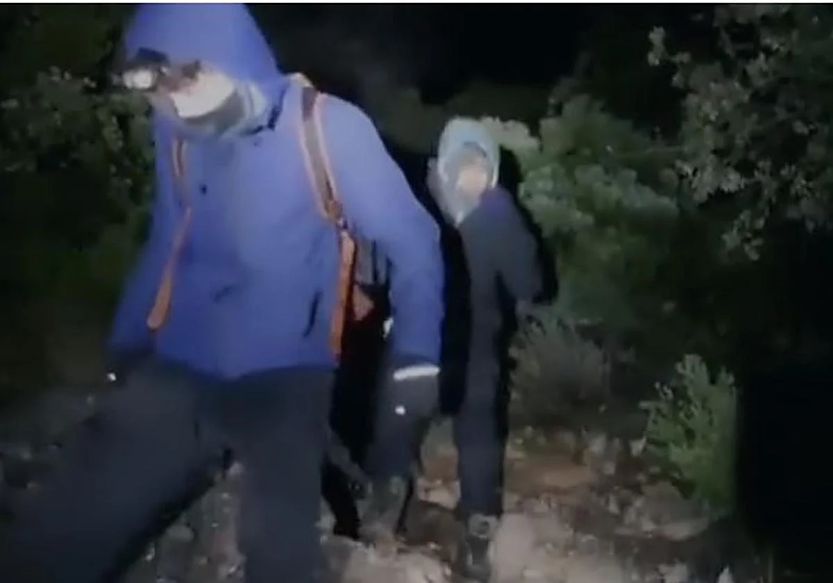 La Guardia Civil rescata a dos jóvenes atrapados de noche en el Pico Navachica de Nerja