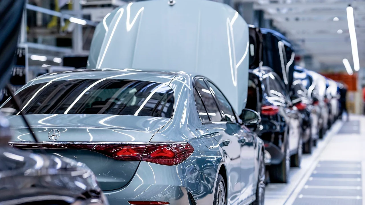 Mercedes enseña a sus empleados alemanes las cuentas que nadie quiere ver, producir en Rumanía sale un 82% más barato