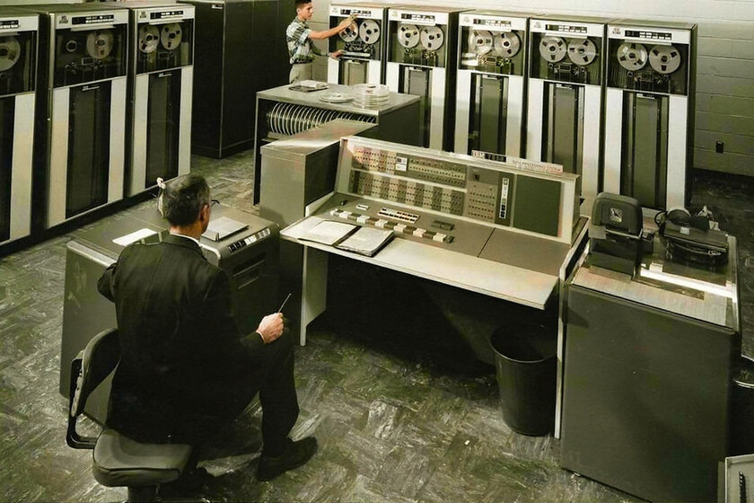 Hoy en día los programadores tienen a la IA: hace 60 años tenían que "picar" código literalmente en tarjetas perforadas