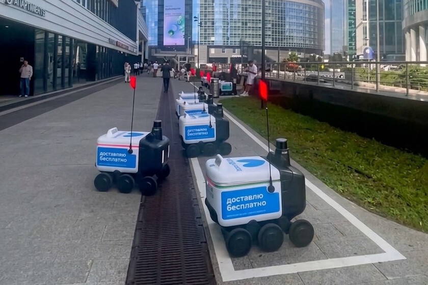 China ya está enviando miles de robots de reparto a Europa: cargan 20 kilos y trabajan más de 12 horas seguidas