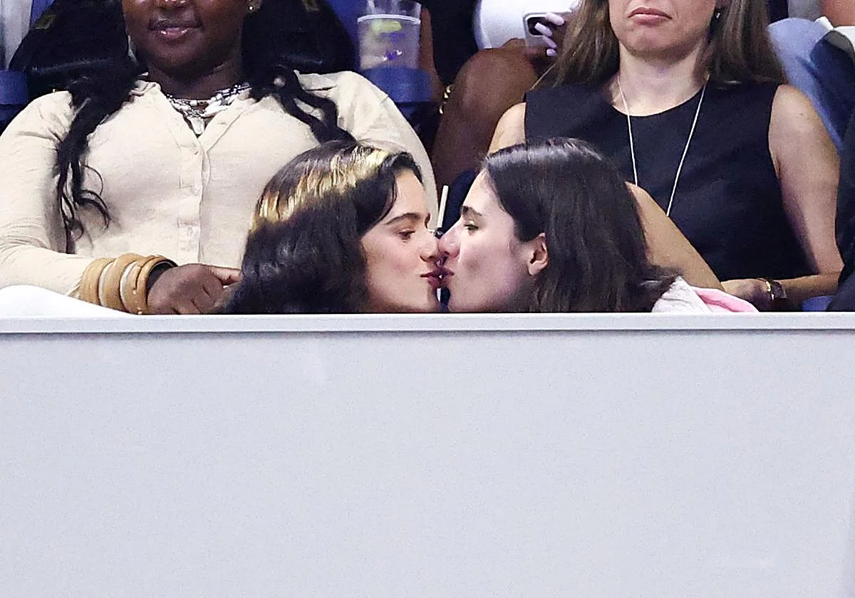 Rosalía y Loli Bahia oficializan su amor con un beso en el US Open