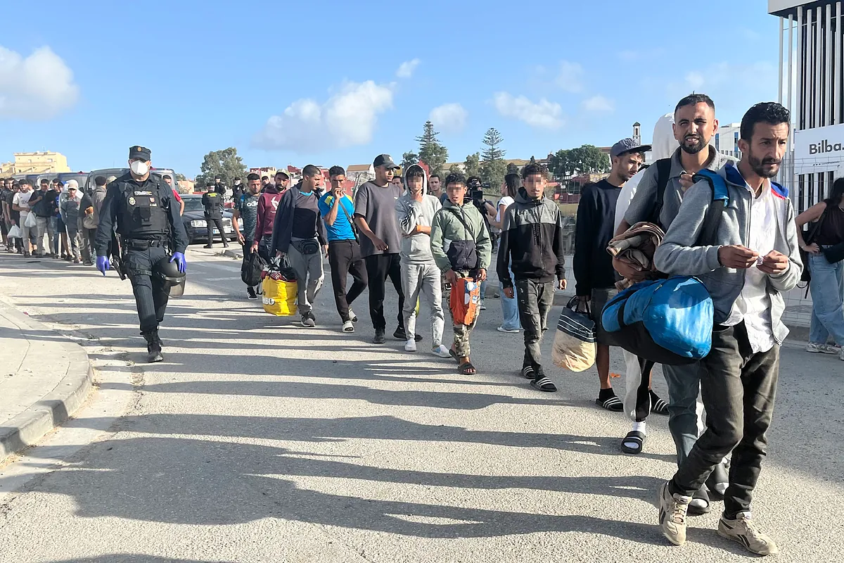 Cientos de migrantes de Ceuta, trasladados a una nueva instalación acondicionada