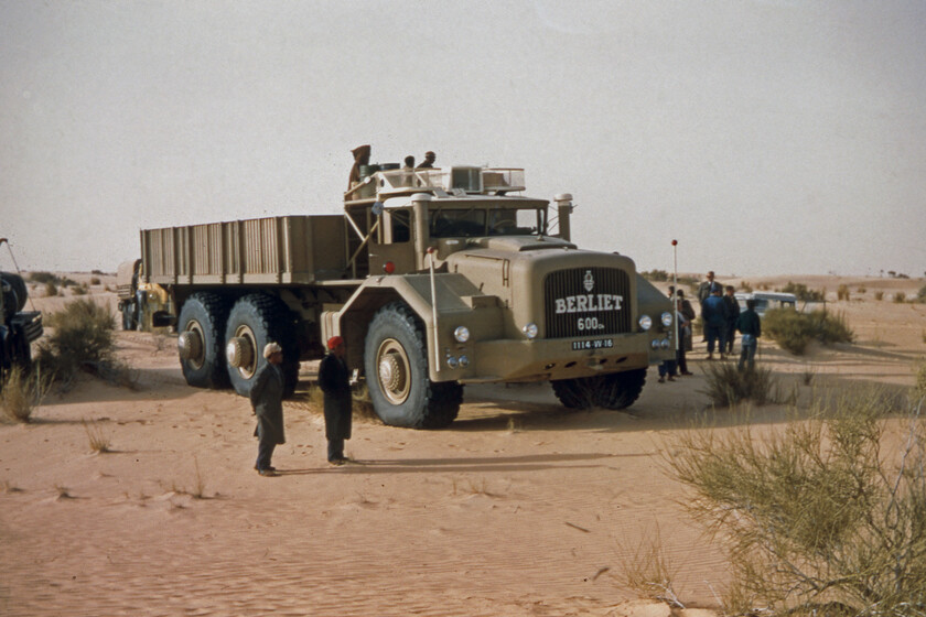En 1957 Francia necesitaba un camión imposible para el desierto. La solución fue el Berliet T100, un camión gigantesco que terminó en fracaso