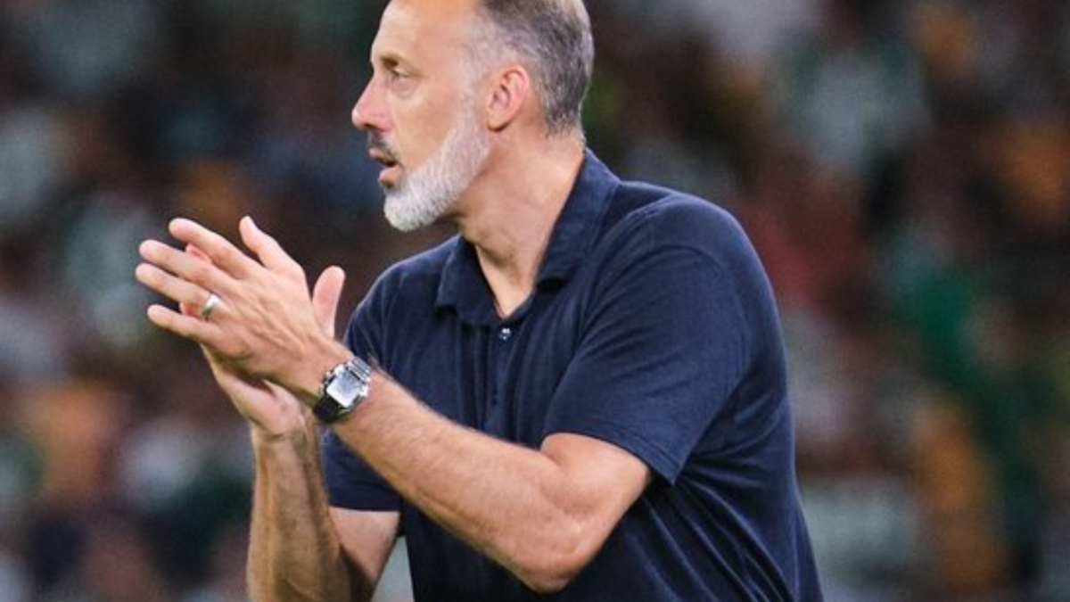 Matarazzo: "Para mí claramente no es penalti, Ochieng está retirando el brazo"