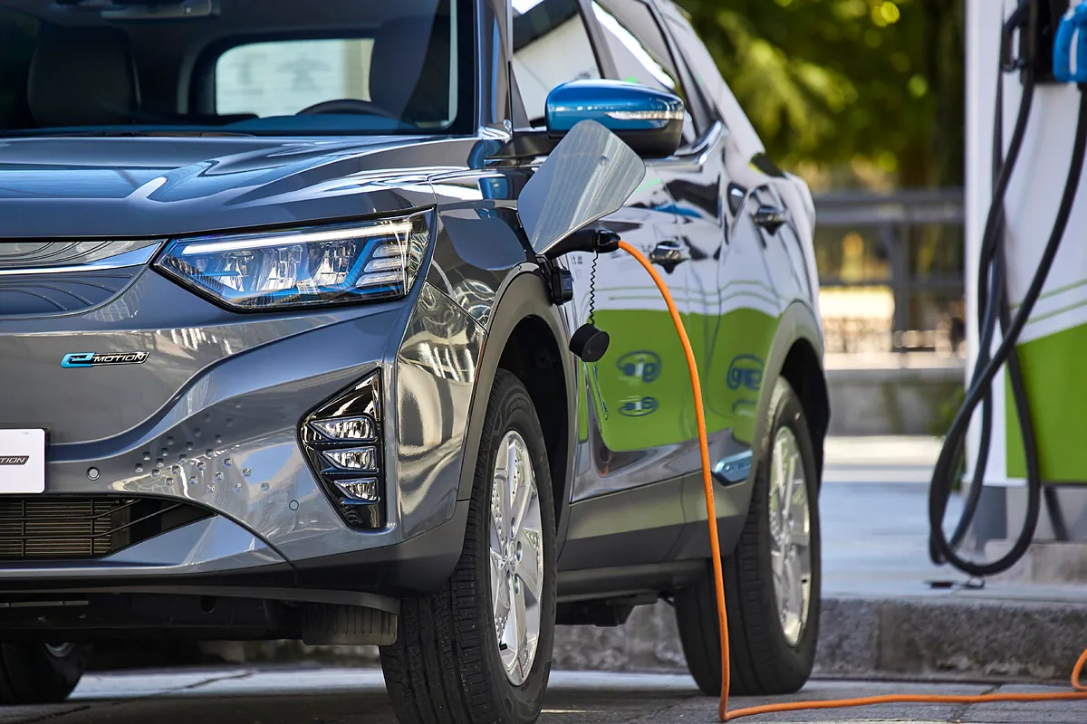 España triplica la meta de potencia de recarga para coches eléctricos