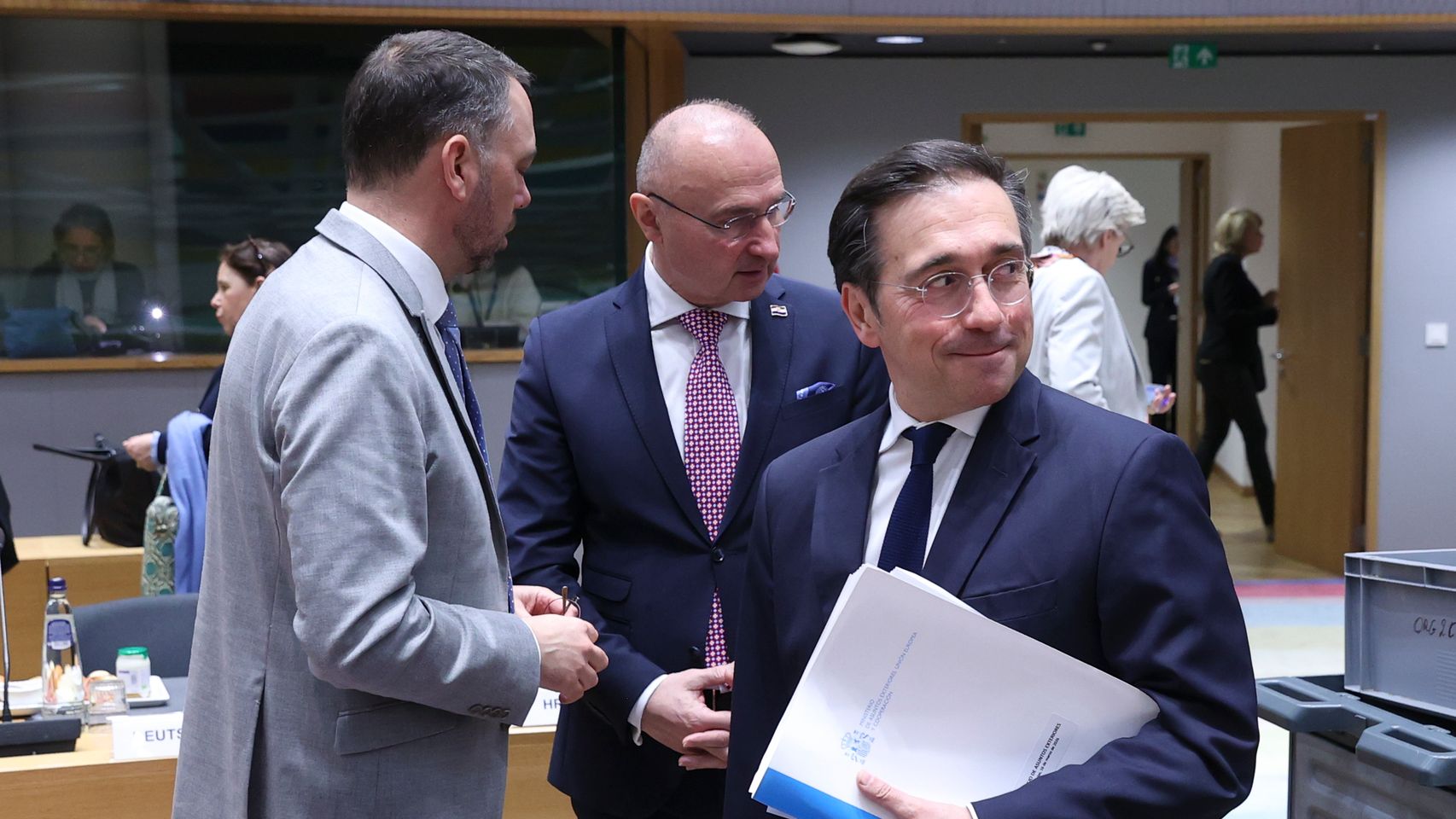 La UE rechaza el "chantaje" de Sánchez de ligar la ampliación al reconocimiento del catalán: "Nuestra negativa no cambiará"