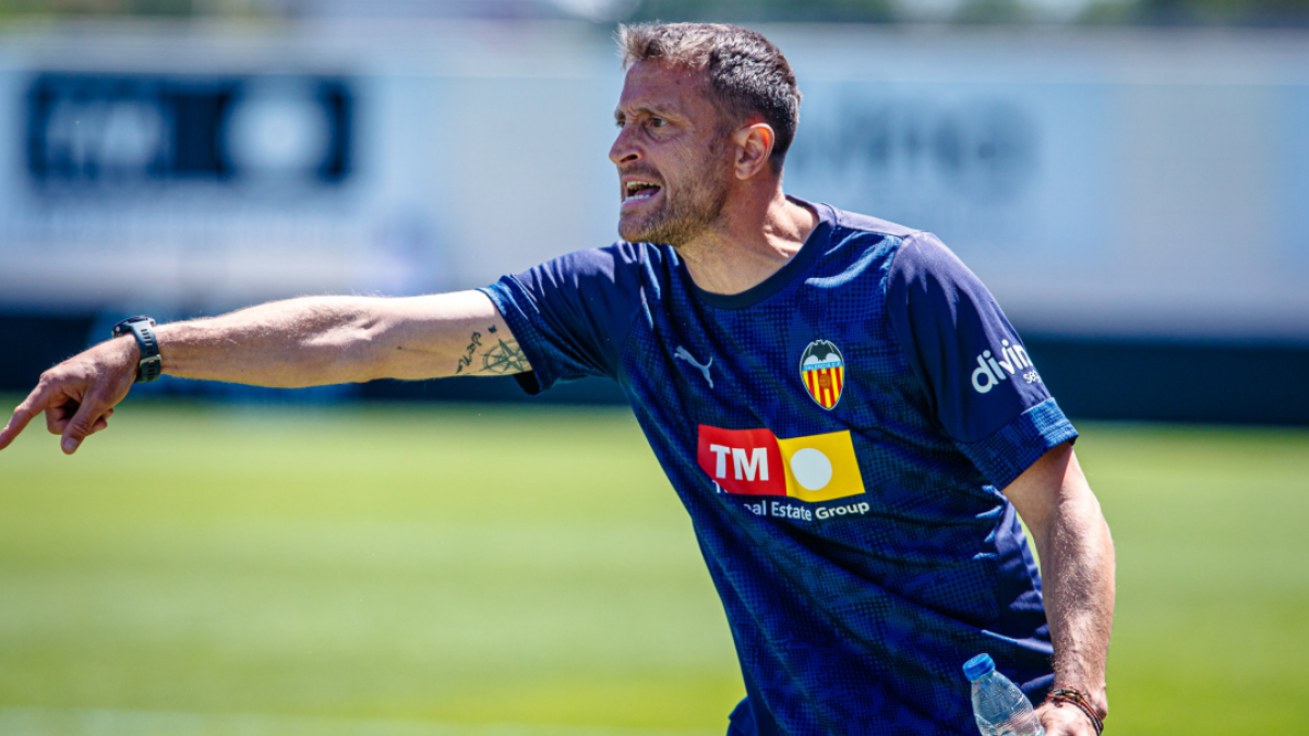 Óscar Sánchez, técnico interino del Valencia: "El equipo hace muchas cosas bien, pero si sumas un punto de quince es por algo"