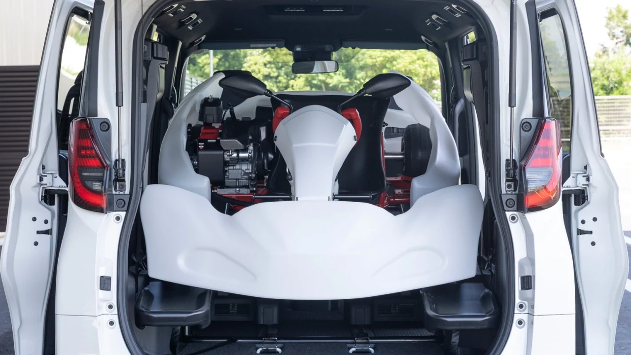 Toyota lanza un GR tan pequeño que cabe entero en una furgoneta y puede guardarse en vertical