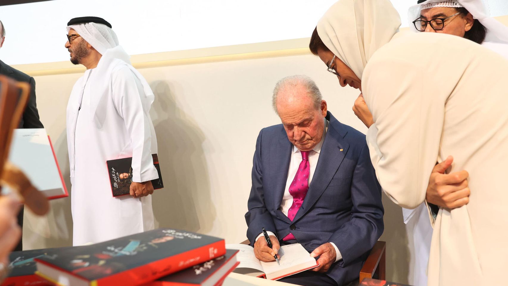 Juan Carlos I presenta en Abu Dabi sus memorias: "Los medios no explicaban exactamente cómo ocurrió la Transición"