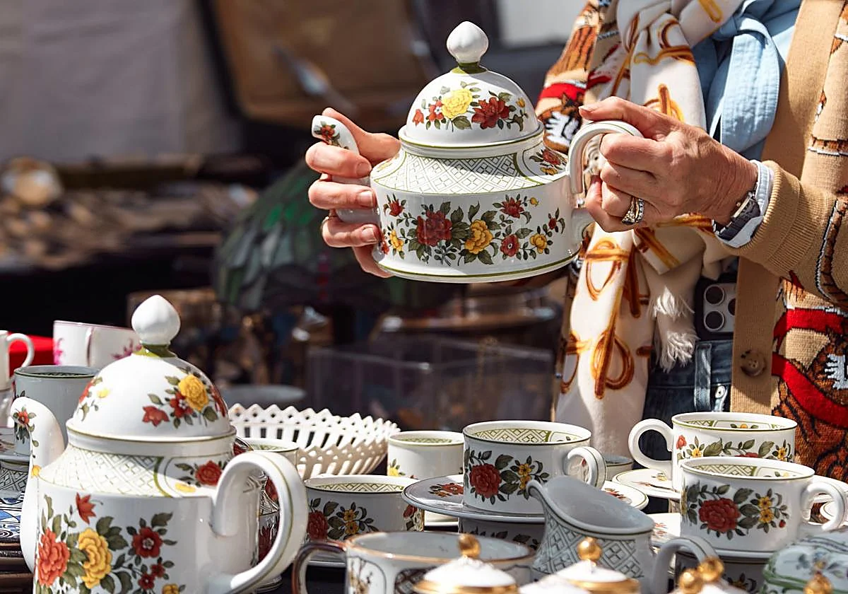 Mercadillo solidario de antigüedades y decoración a beneficio de las personas sin hogar en Málaga el sábado 19
