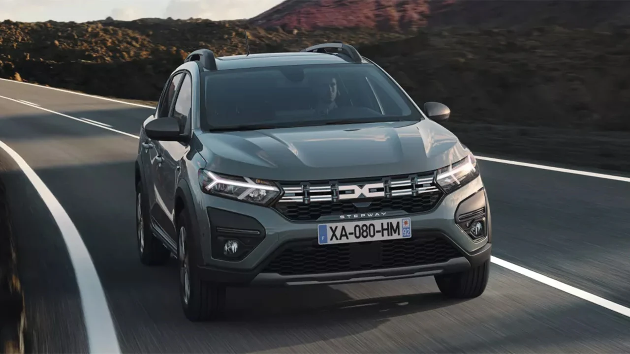 Los coches más vendidos en 2025, el Dacia Sandero arrasa mientras las marcas chinas ganan terreno