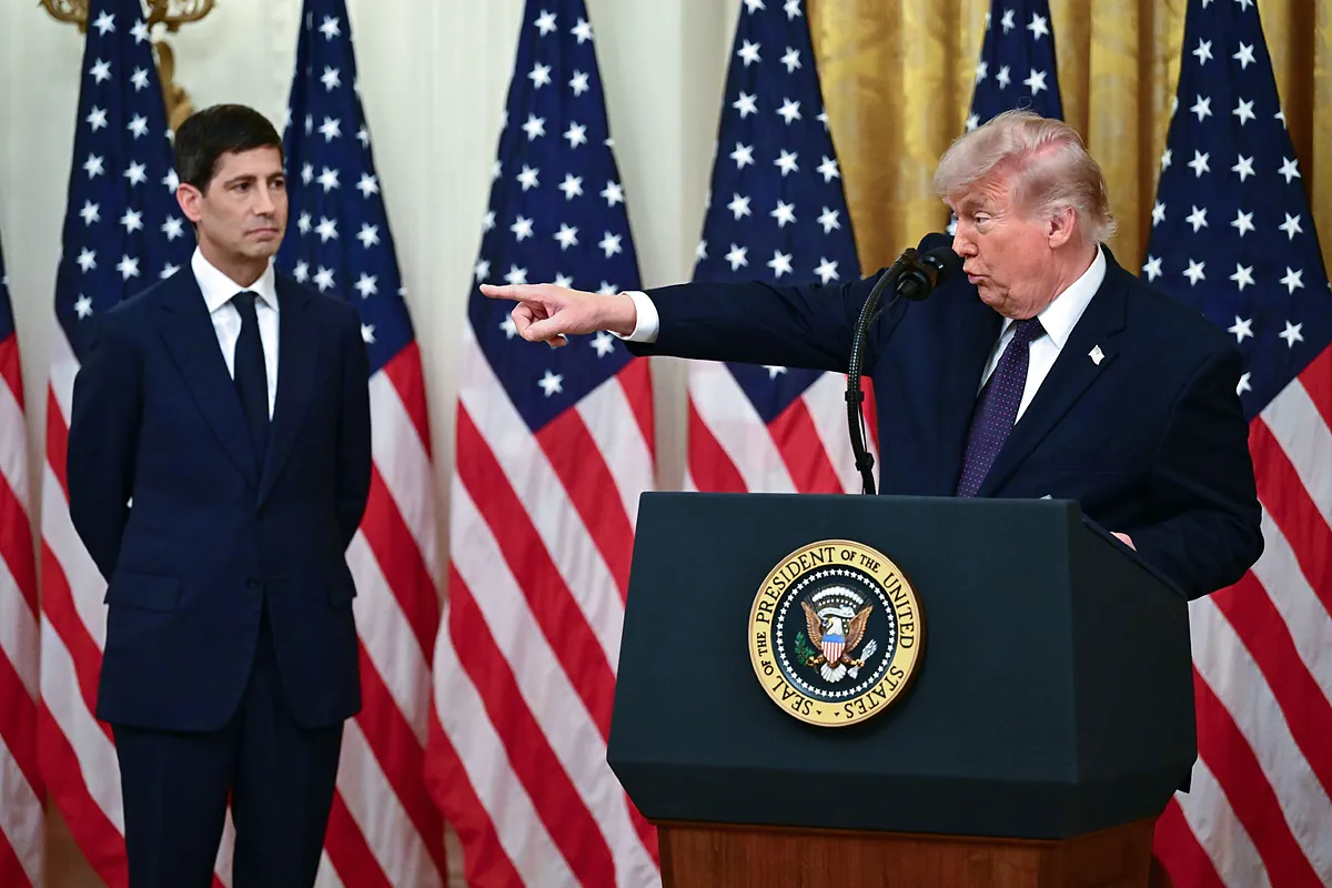 La Fed discute un alza de tipos y encara un choque frontal con Trump