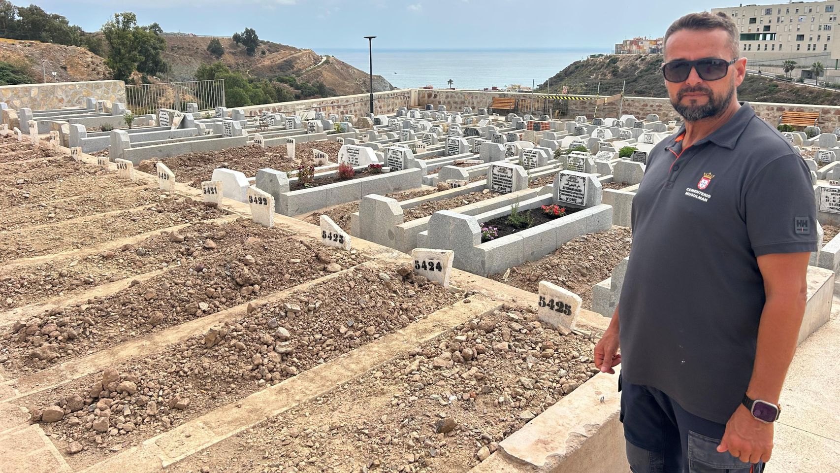 Rabat se 'olvida' de sus muertos: las 81 tumbas sin identificar del cementerio musulmán de Sidi Embarek en Ceuta