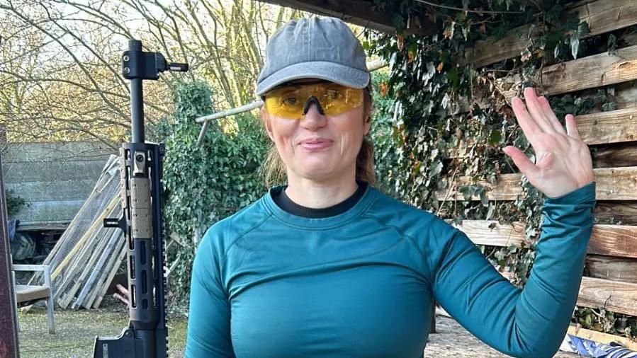 Todas las vidas de Janina White, la acusada de espiar para Putin que ligó por Tinder con el oficial español de la OTAN