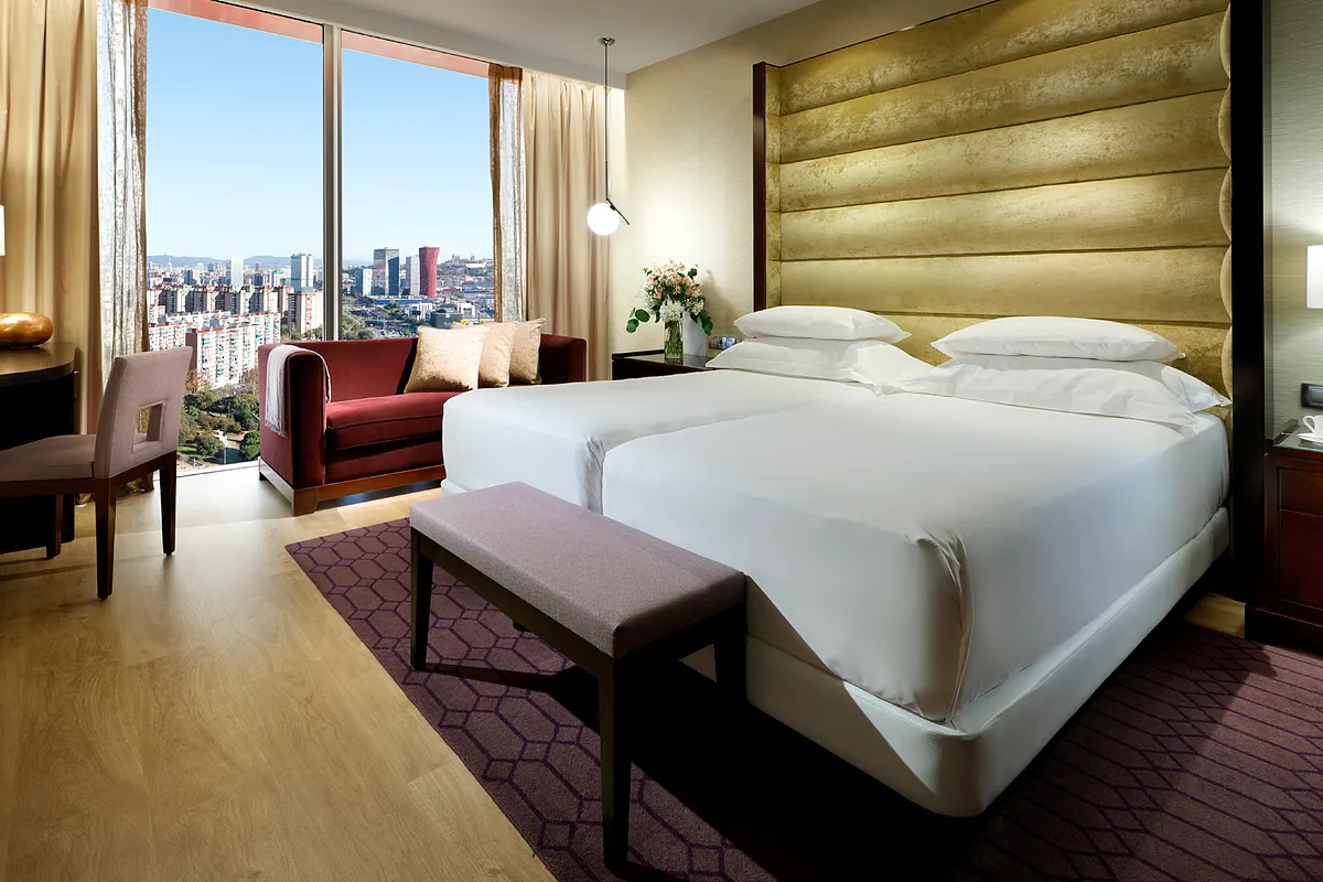 El Hyatt Regency Barcelona Tower celebra sus 20 años en el skyline de la ciudad