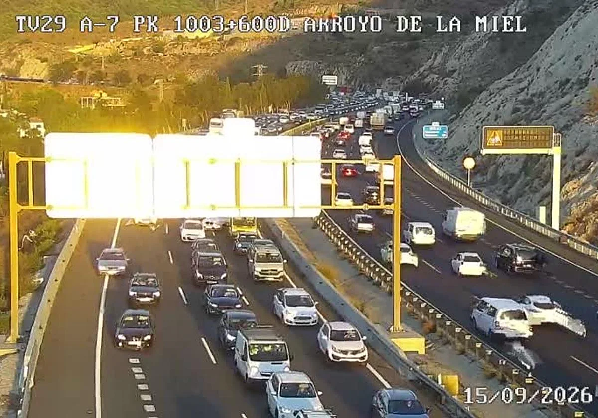 Una colisión múltiple en la A-7 deja diez kilómetros de atascos entre Fuengirola y Torremolinos